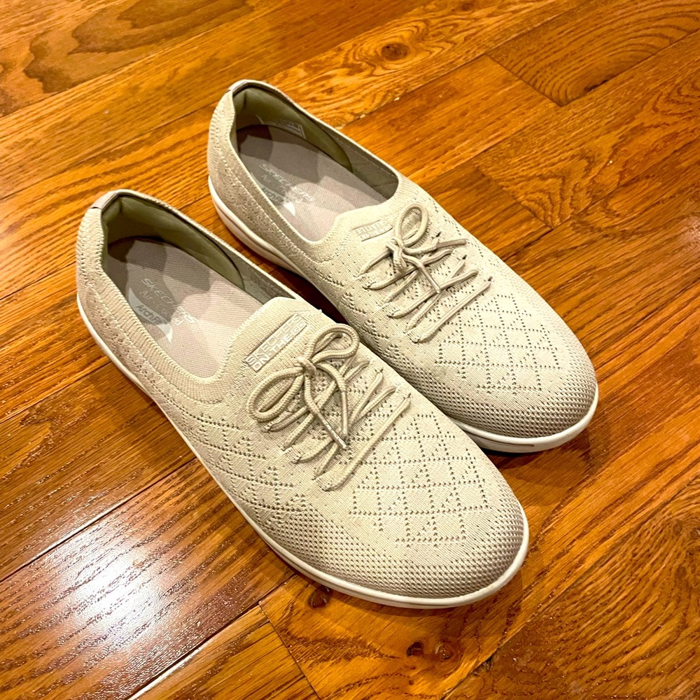 Skechers Arch Fit size 10 Perfect Dreams